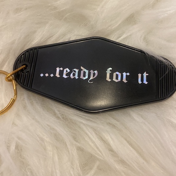 Taylor Swift Reputation Keychain - Picture 5 of 7